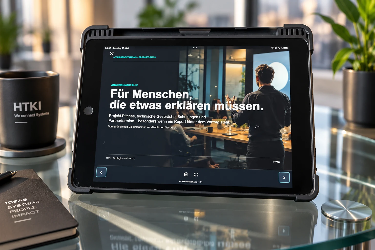 iPad auf einem Glastisch mit einer geöffneten HTKI-Präsentation und Navigationstasten